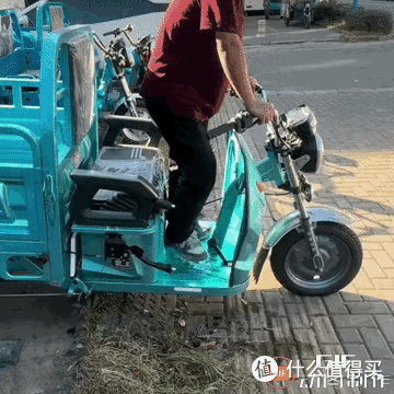 百万豪车踩断刹车火了!老头乐直接整活:来,站我踏板上使劲蹦!