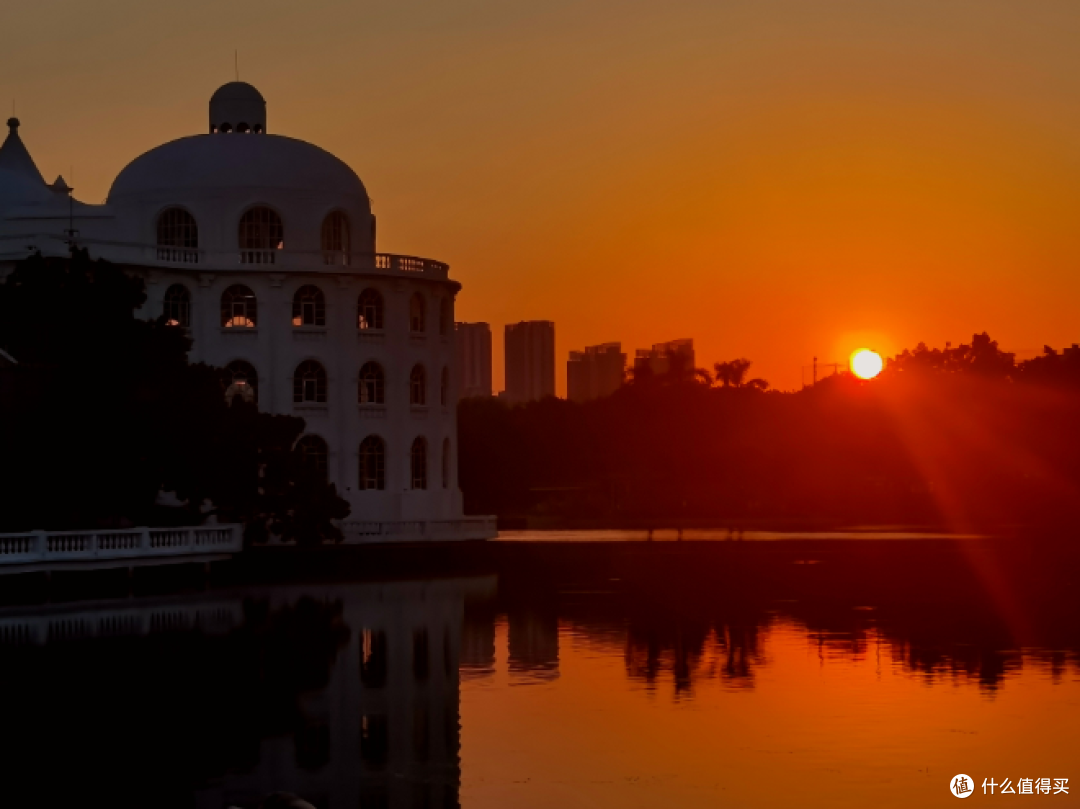 流花湖日落：白楼被夕阳烧红，拍照的人比楼还热闹🌇📷