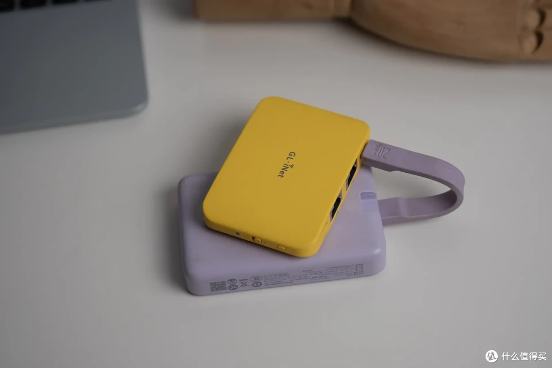 小巧便携+OpenWRT!卡片Mini路由器GL-MG1300上手!真的小小小!