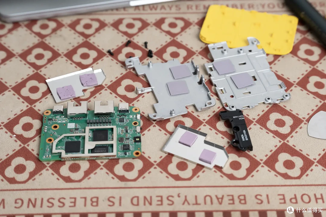 小巧便携+OpenWRT!卡片Mini路由器GL-MG1300上手!真的小小小!