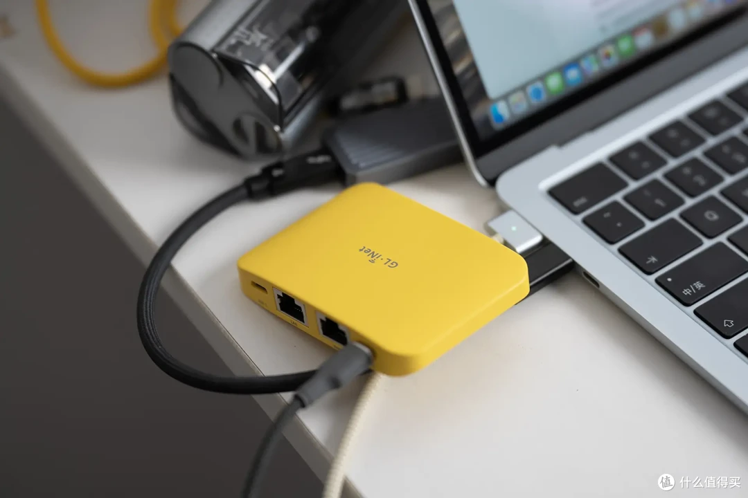 小巧便携+OpenWRT!卡片Mini路由器GL-MG1300上手!真的小小小!