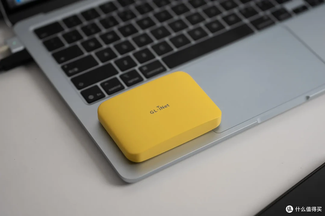 小巧便携+OpenWRT!卡片Mini路由器GL-MG1300上手!真的小小小!