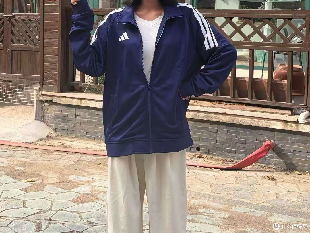 男生外套首选这件阿迪三条纹防风夹克！
