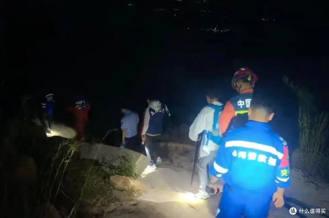 山野备忘录|为拍国庆纪念照片,两高中生爬山被困野路,多方合力3小时救下