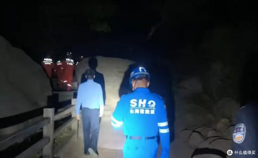 山野备忘录|为拍国庆纪念照片,两高中生爬山被困野路,多方合力3小时救下