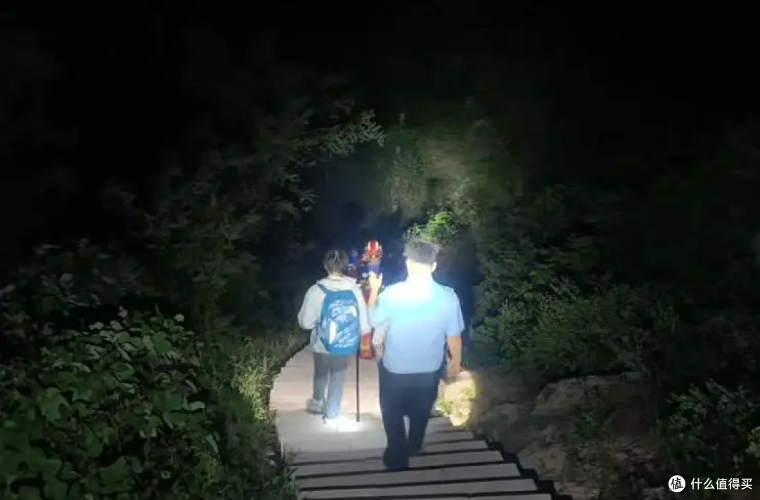 山野备忘录|为拍国庆纪念照片,两高中生爬山被困野路,多方合力3小时救下