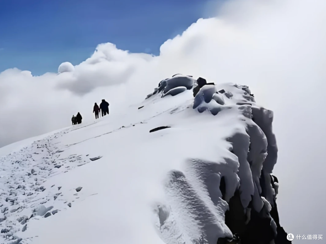 山野备忘录|照着App上的"野线"爬雪山,他摔断了腿,还收到9万元救援账单