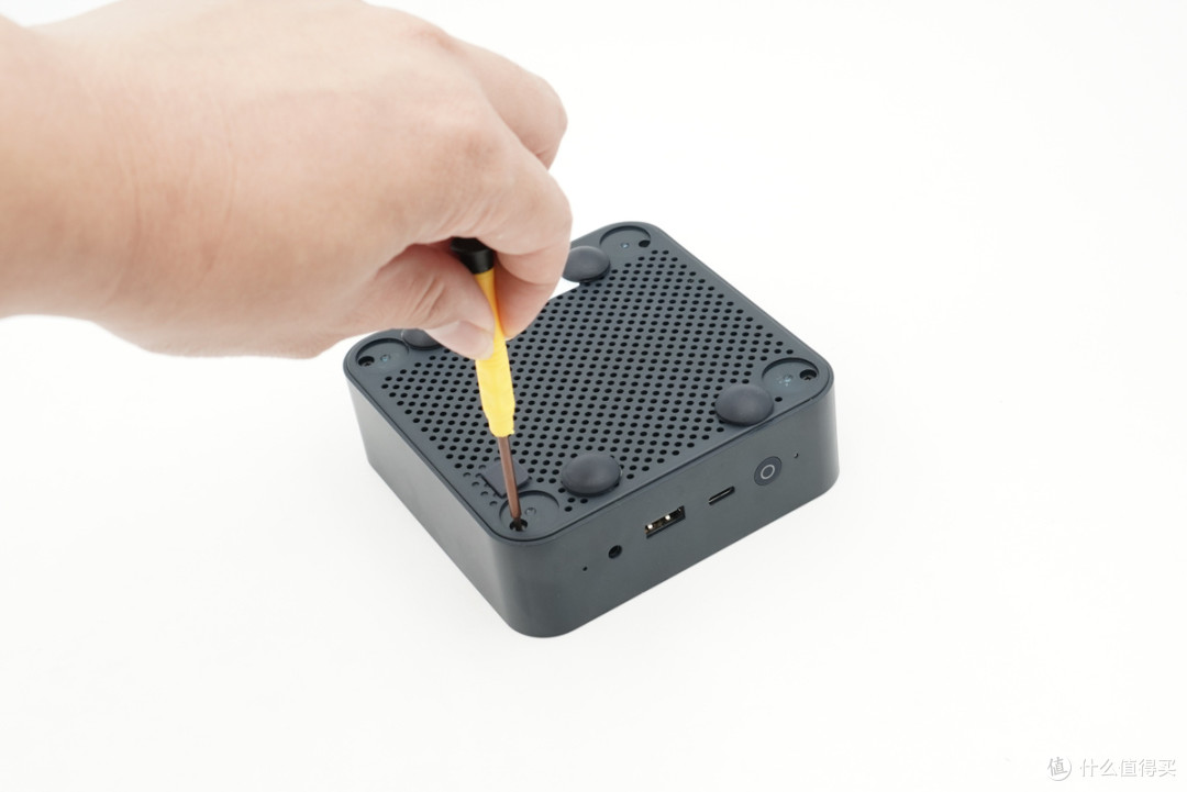 内置英特尔酷睿3 304处理器，零刻EQ mini迷你主机拆解