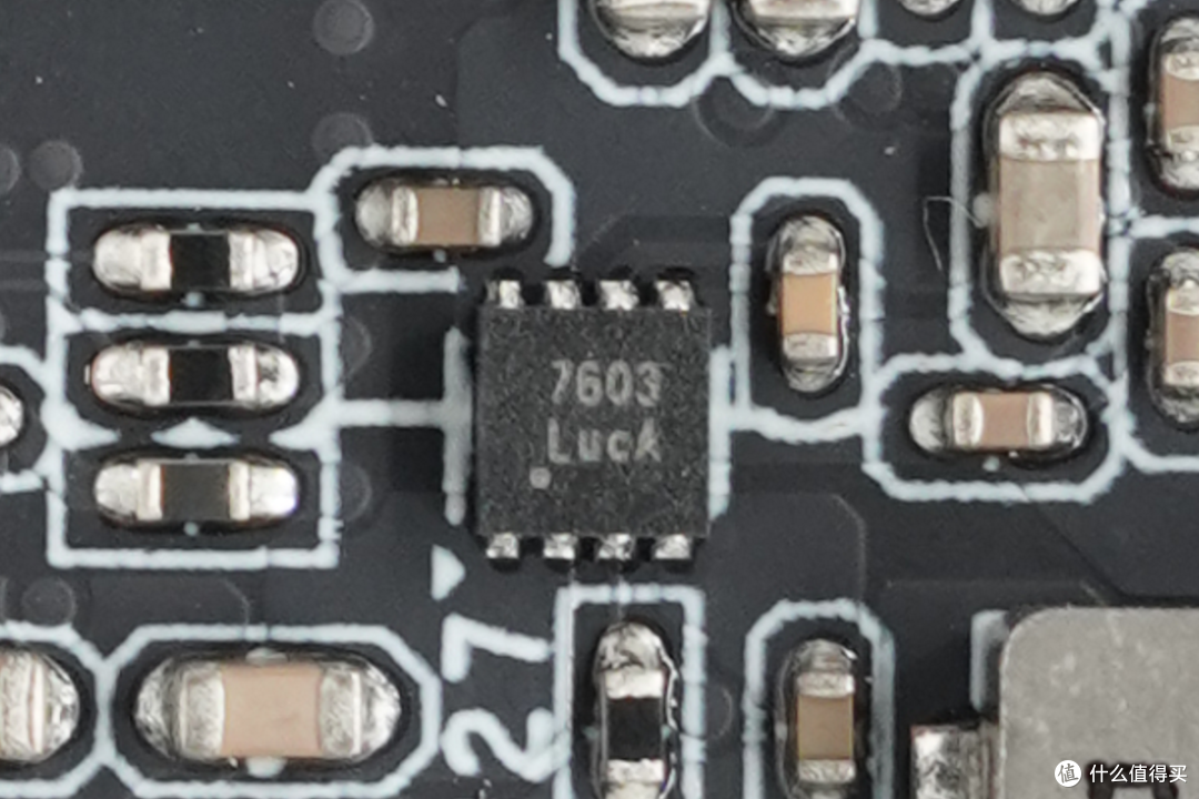 内置英特尔酷睿3 304处理器，零刻EQ mini迷你主机拆解