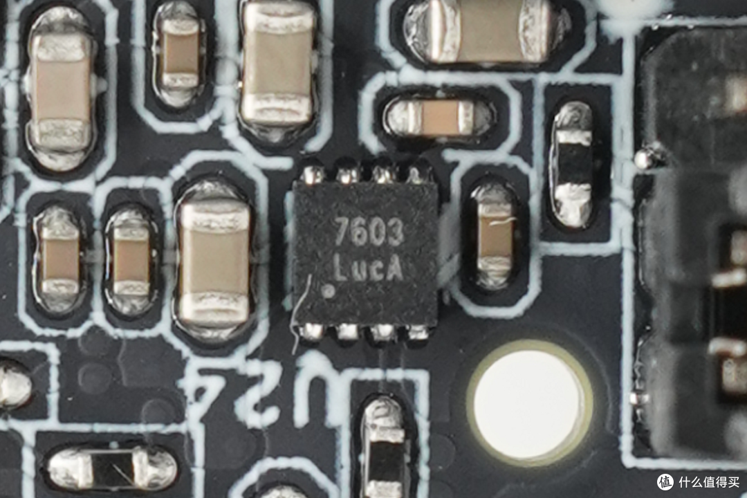 内置英特尔酷睿3 304处理器，零刻EQ mini迷你主机拆解