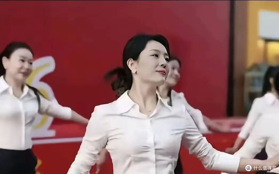 全网都在夸"秦主任"有精气神:心态好的人,皮肤真的会发光!