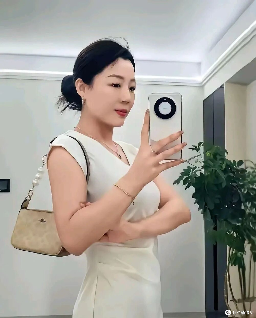 全网都在夸"秦主任"有精气神:心态好的人,皮肤真的会发光!