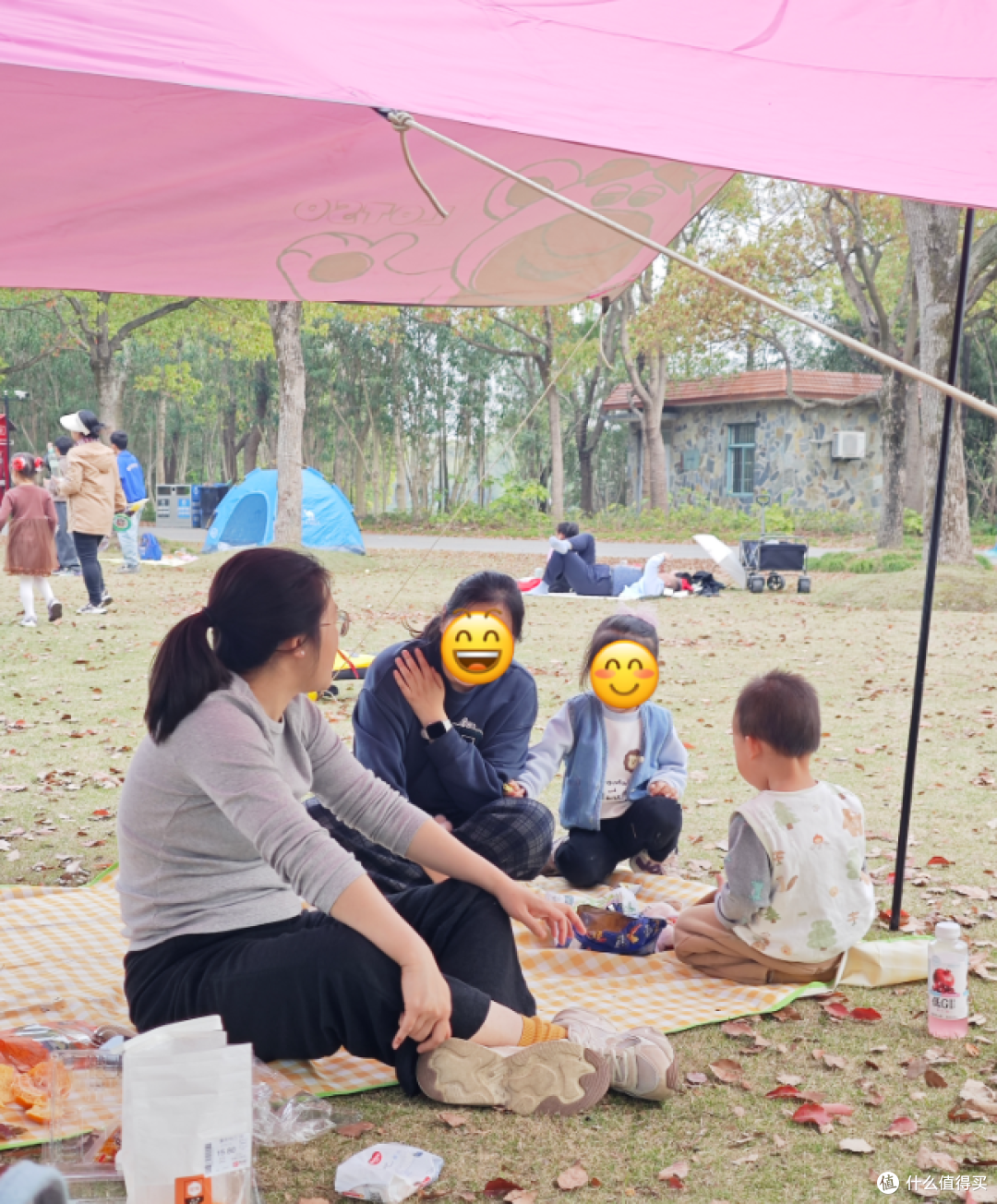 一块野餐垫加一顶天幕，就够撑起一个下午（天幕搭还是有方法，第一次我折腾了好几个小时，尴尬）