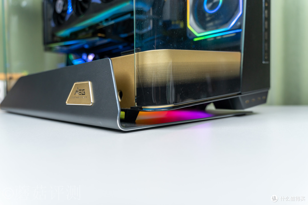 全景海景房的终极形态?微星MEG MAESTRO 900R超神机箱 评测