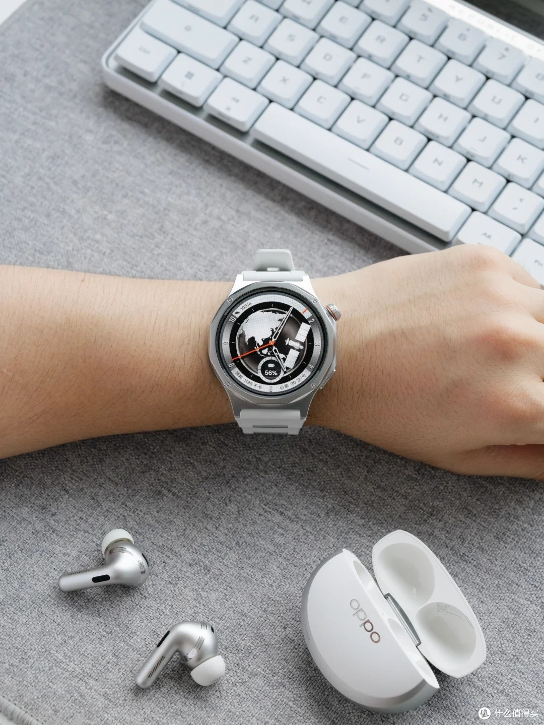 银白质感 CP 开箱:OPPO Watch X3 寰月钛 + Enco X4 柔白上手