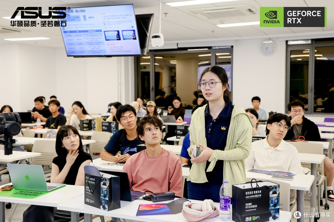 华硕ProArt创16 RTX 50系列笔记本走进清华大学校园公开课