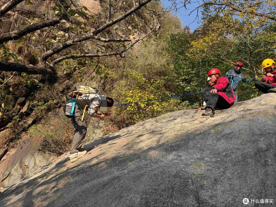 山野备忘录｜3个人、15小时、一条"看着不远"的野山：低估野山风险，消防连夜营救