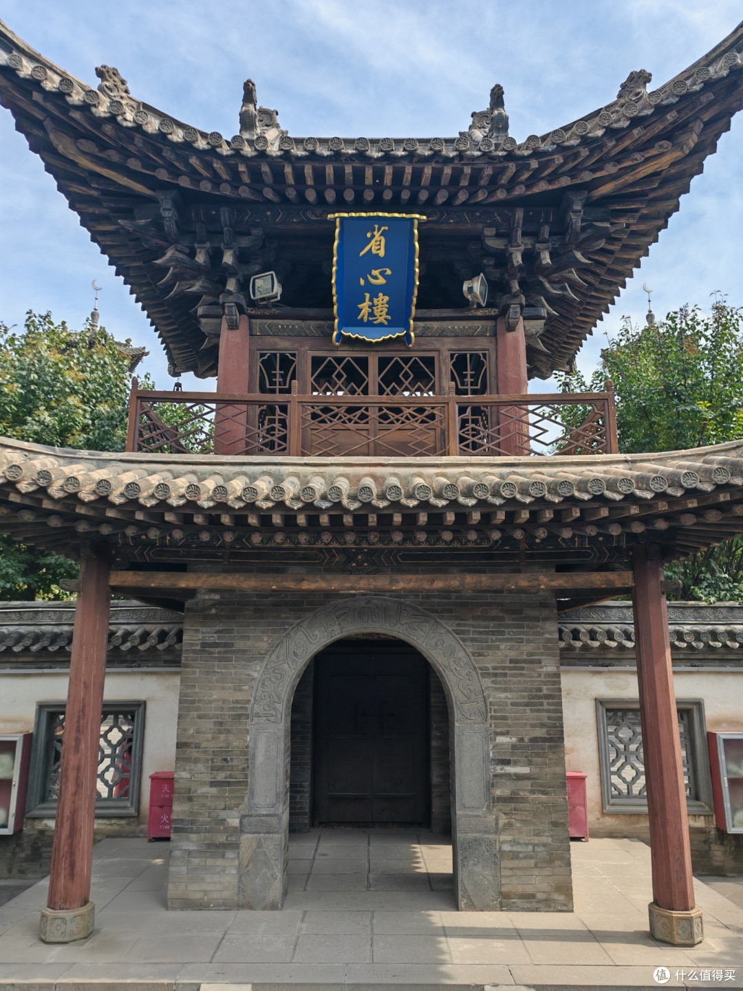 晨钟、晚祷、诵经声,三座庙各拜各的却相处融洽,这就是天下大同