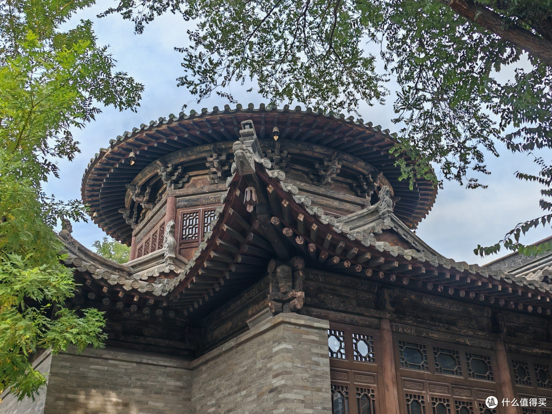 晨钟、晚祷、诵经声,三座庙各拜各的却相处融洽,这就是天下大同