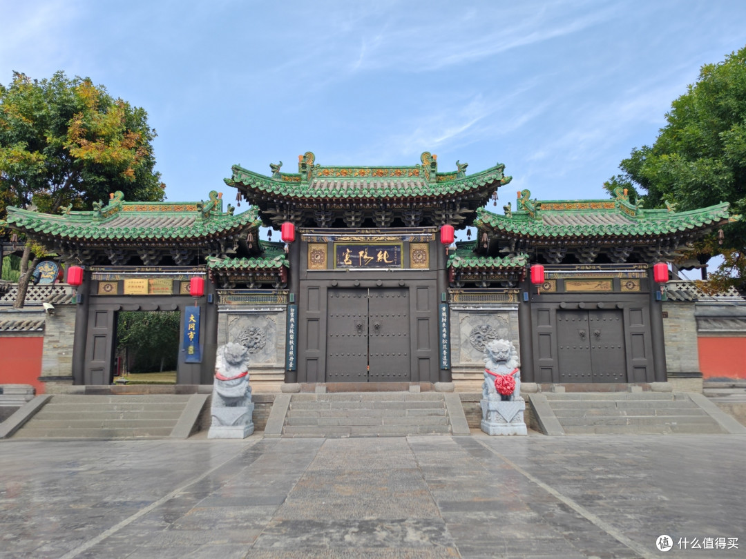 晨钟、晚祷、诵经声,三座庙各拜各的却相处融洽,这就是天下大同