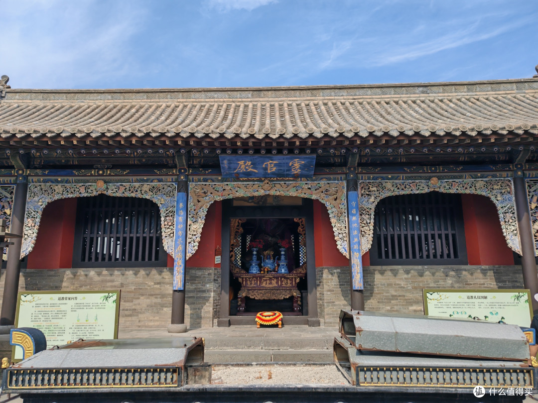 晨钟、晚祷、诵经声,三座庙各拜各的却相处融洽,这就是天下大同