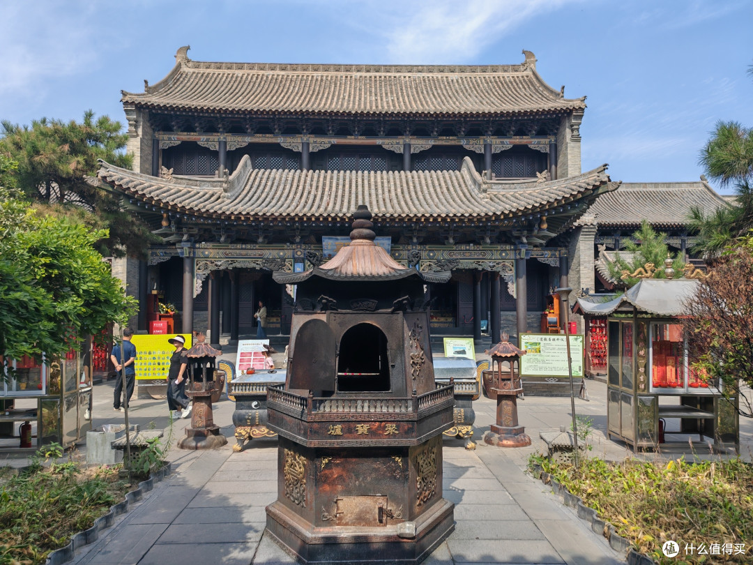 晨钟、晚祷、诵经声,三座庙各拜各的却相处融洽,这就是天下大同