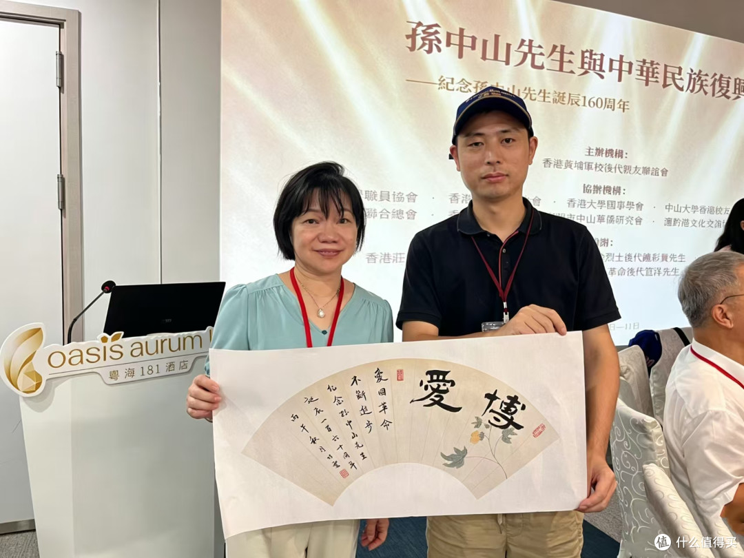 邵巧云向共工新闻社评论部赠予墨宝 传承先贤精神，续写家国情怀
