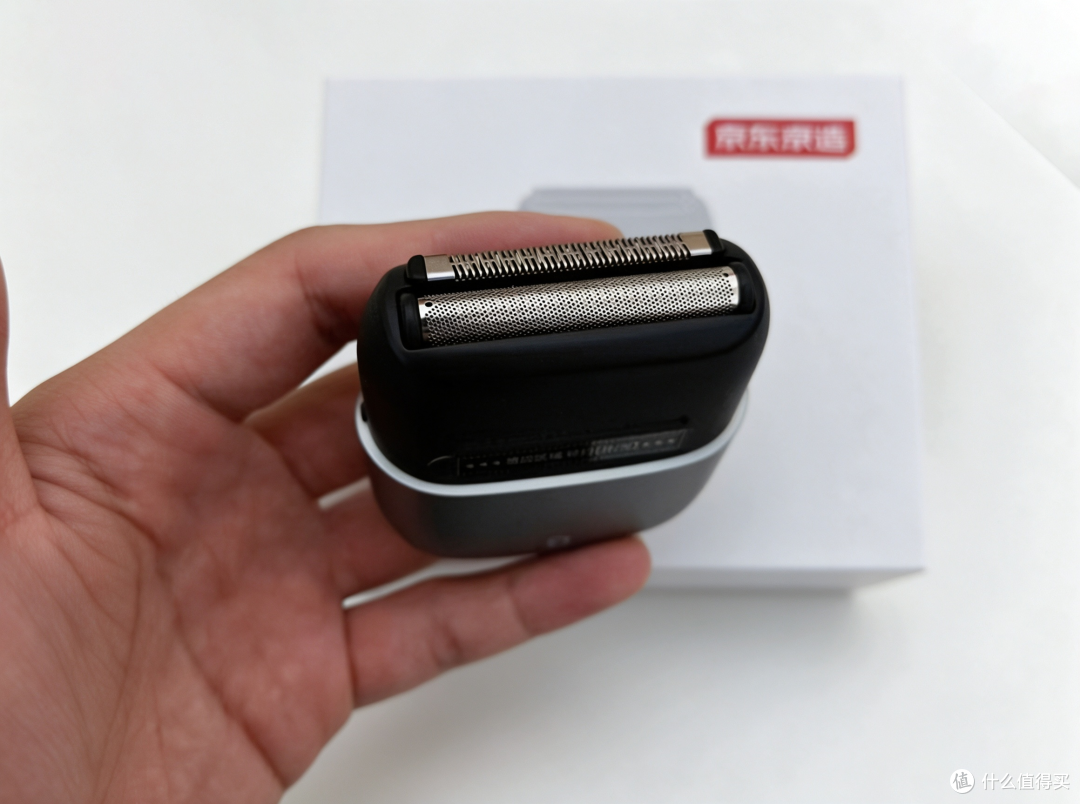 京东京造的小方盒剃须刀,100来块钱,真的很好用!