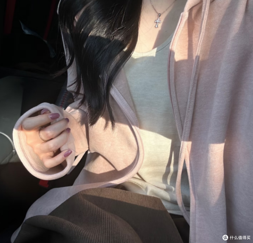 今日ootd是# 裸粉德绒连帽拉链开衫