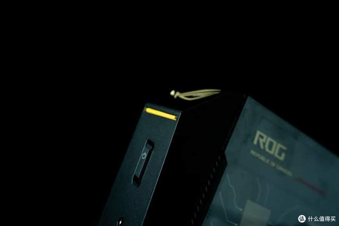 「世·多·奇·物」 ROG NUC 20周年版开箱:游戏、AI & 功耗解锁