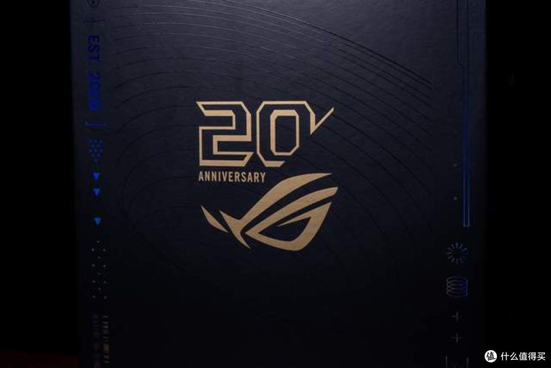 「世·多·奇·物」 ROG NUC 20周年版开箱:游戏、AI & 功耗解锁