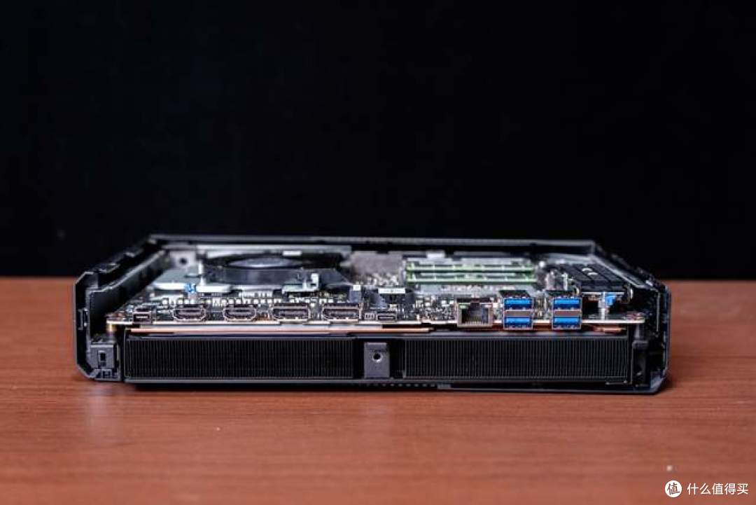 「世·多·奇·物」 ROG NUC 20周年版开箱:游戏、AI & 功耗解锁