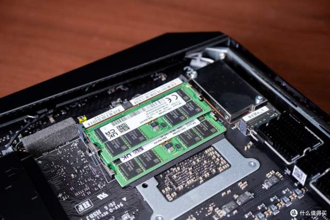 「世·多·奇·物」 ROG NUC 20周年版开箱:游戏、AI & 功耗解锁