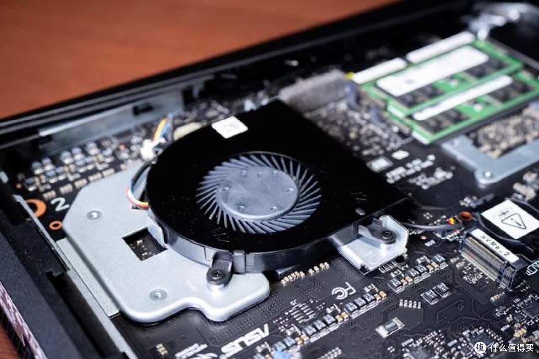 「世·多·奇·物」 ROG NUC 20周年版开箱:游戏、AI & 功耗解锁