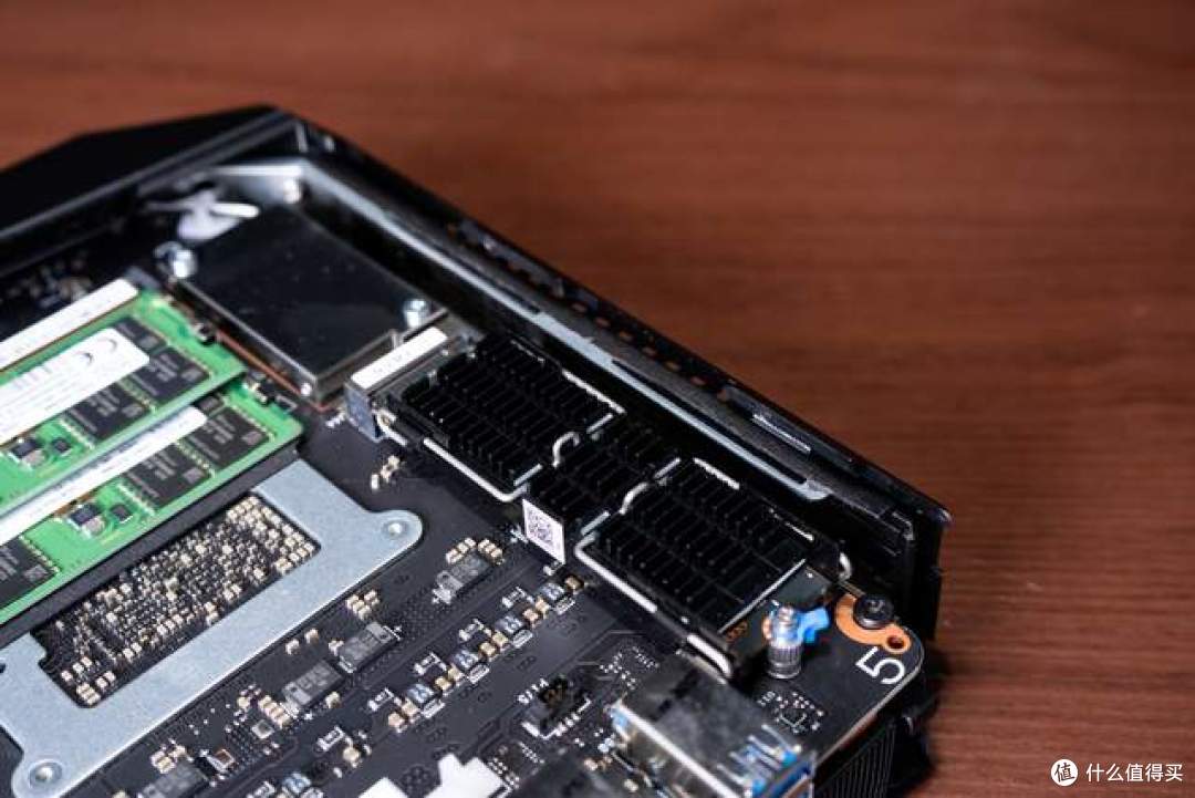 「世·多·奇·物」 ROG NUC 20周年版开箱:游戏、AI & 功耗解锁