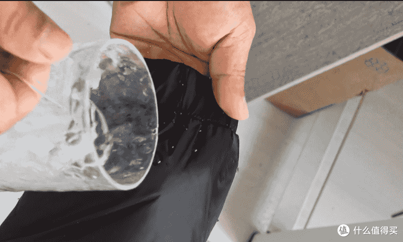 千元羽绒配置,208g充绒量+90%大朵纯鸭绒填充,VBREX羽绒服实测