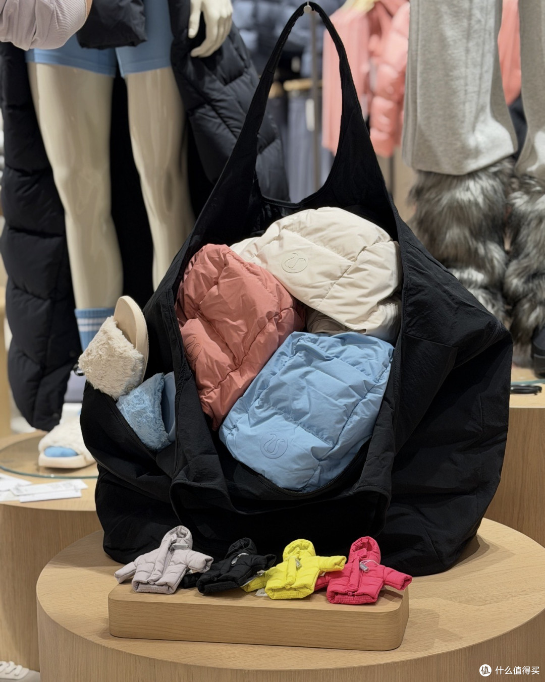 80L的包装下一个成年人,lululemon这只"雷霆大包"到底在卖什么?