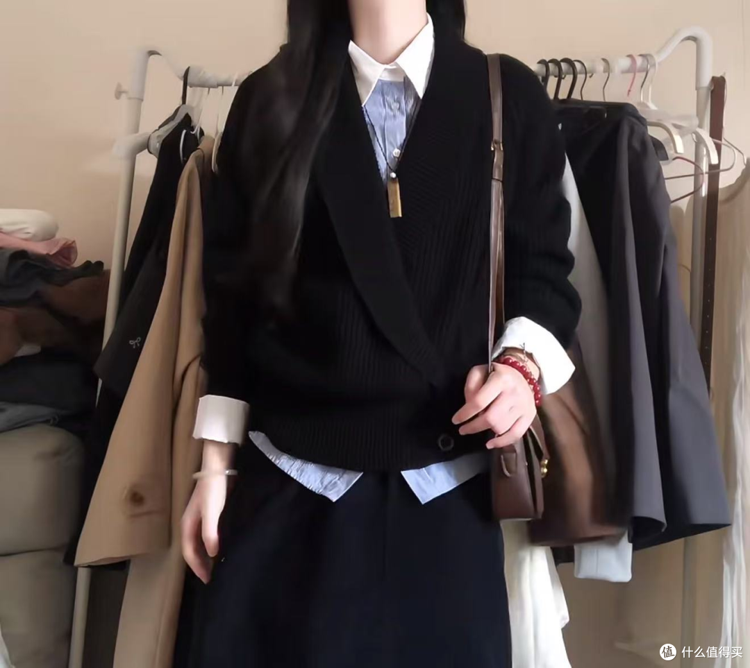 绝搭套装：黑色交叉 V 领针织马甲