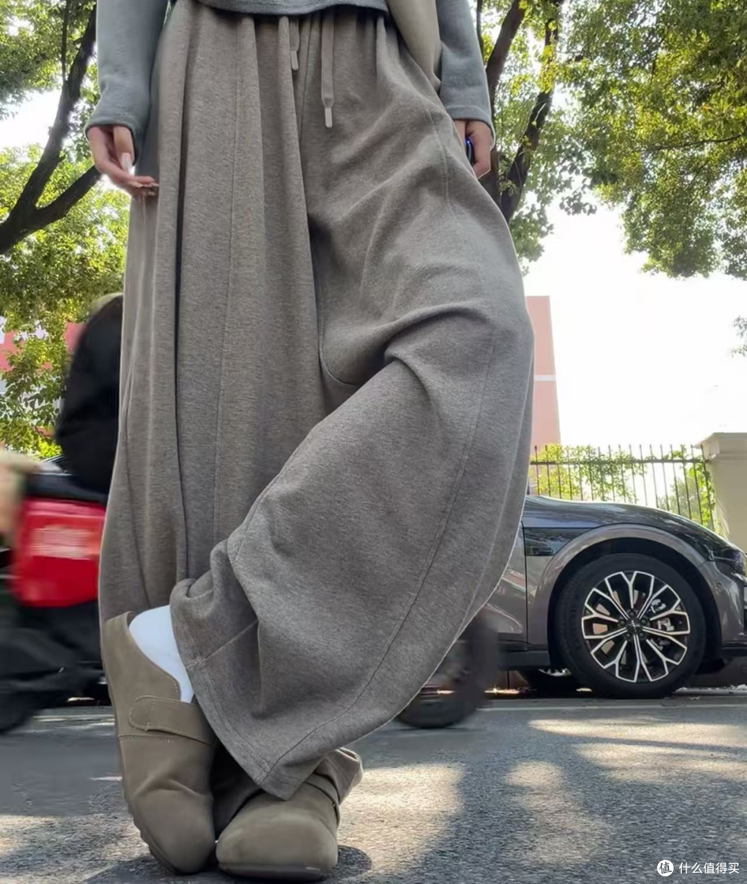 今天推荐：燕麦灰抽绳阔腿休闲裤