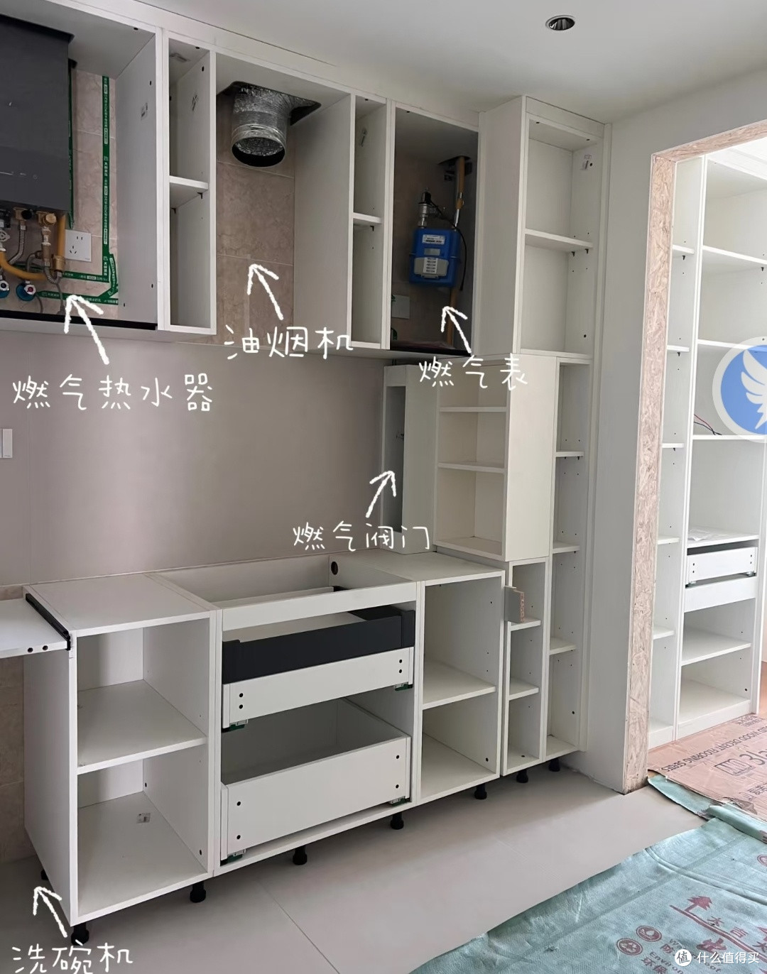 被网友家的「调料收纳」惊艳了!只是换个思路,厨房台面干干净净