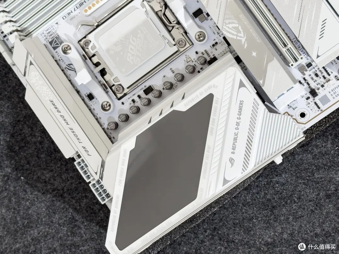 纯白颜值,黑科技加持!游戏玩家专属电竞主板ROG X870E吹雪NEO