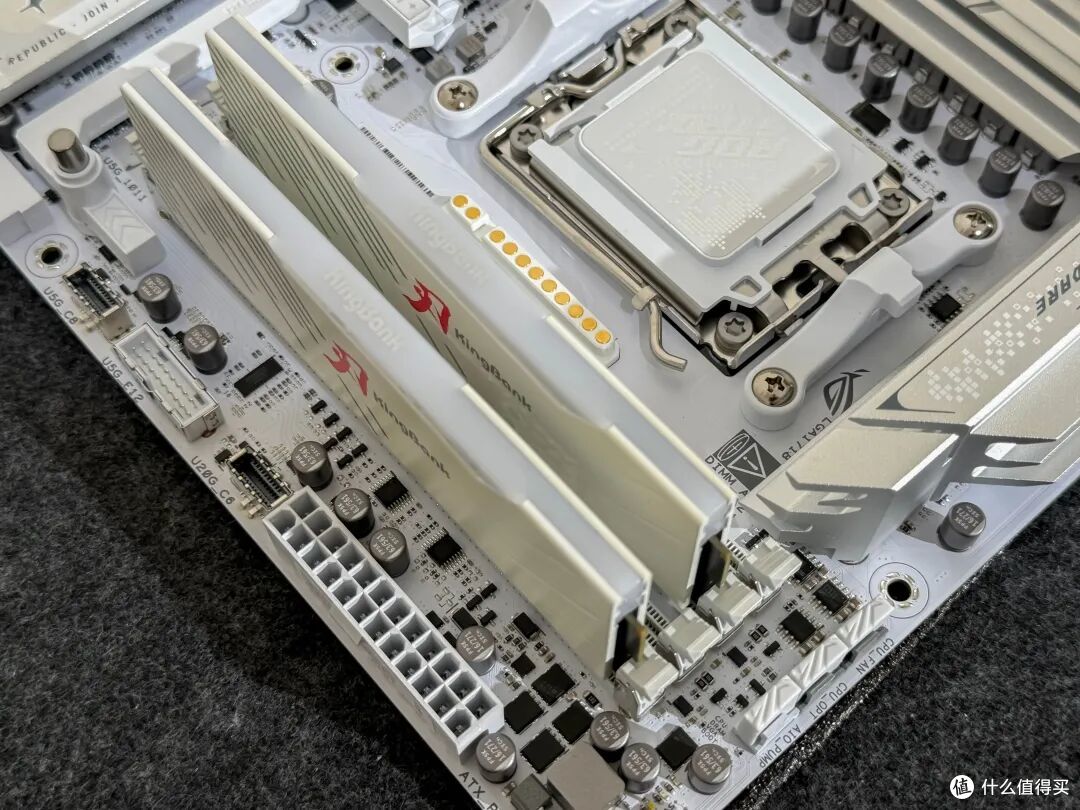 纯白颜值,黑科技加持!游戏玩家专属电竞主板ROG X870E吹雪NEO