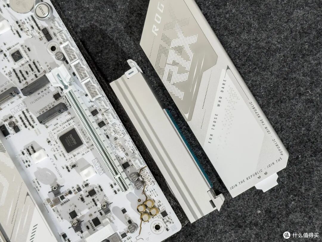 纯白颜值,黑科技加持!游戏玩家专属电竞主板ROG X870E吹雪NEO