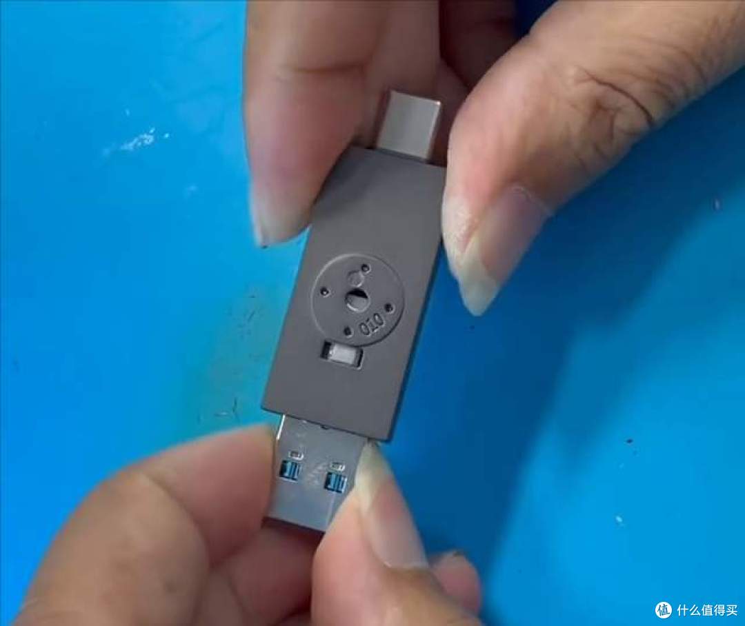 旧手机存储芯片≠废品:焊上主控升值千元,读写比普通U盘快几十倍