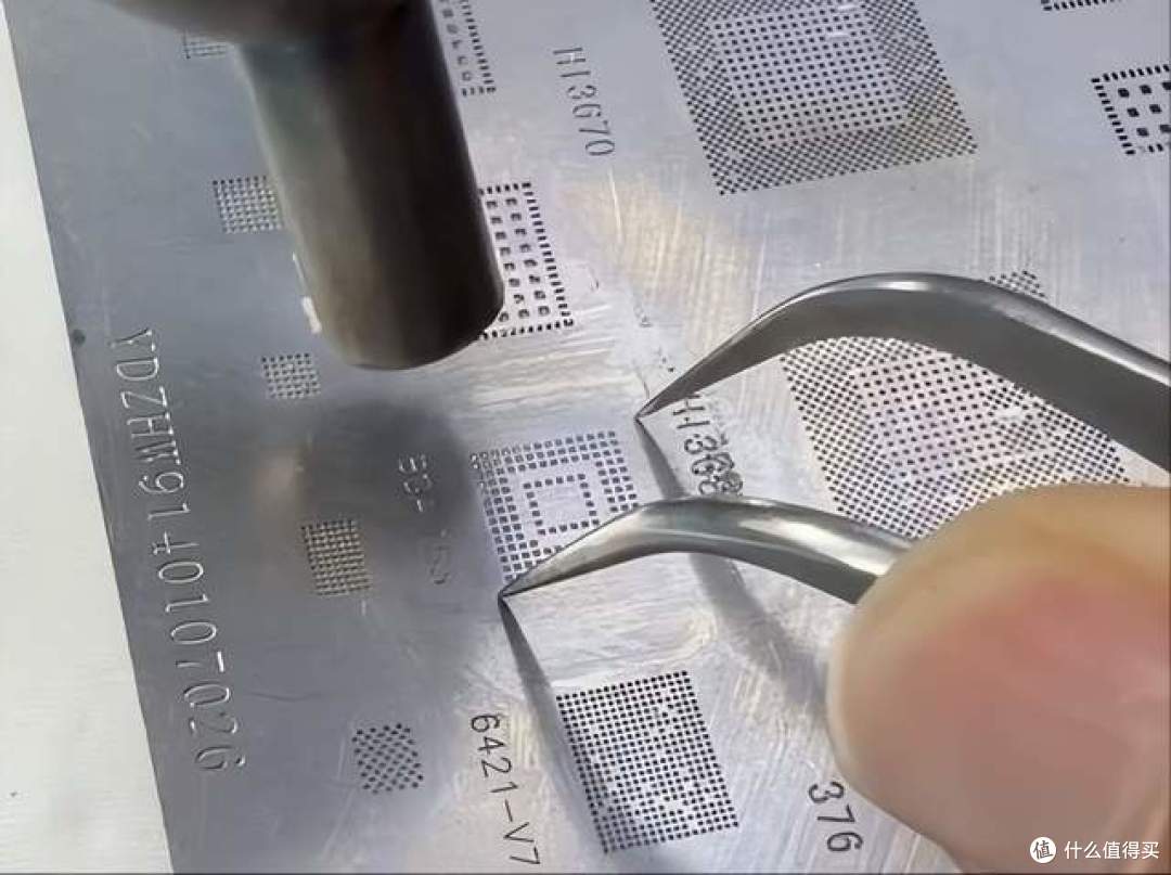 旧手机存储芯片≠废品:焊上主控升值千元,读写比普通U盘快几十倍