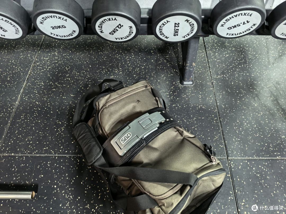 安德玛UA 工装风大容量训练包，力训爱好者的通勤健身全能装备包