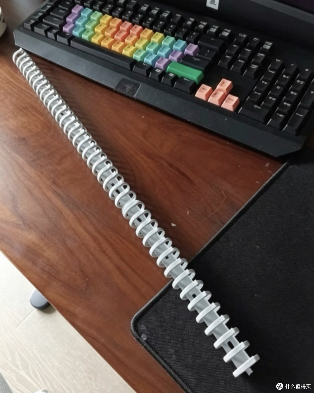中年男人的整理乐趣|几十块预算五件小物解决桌下走线混乱问题