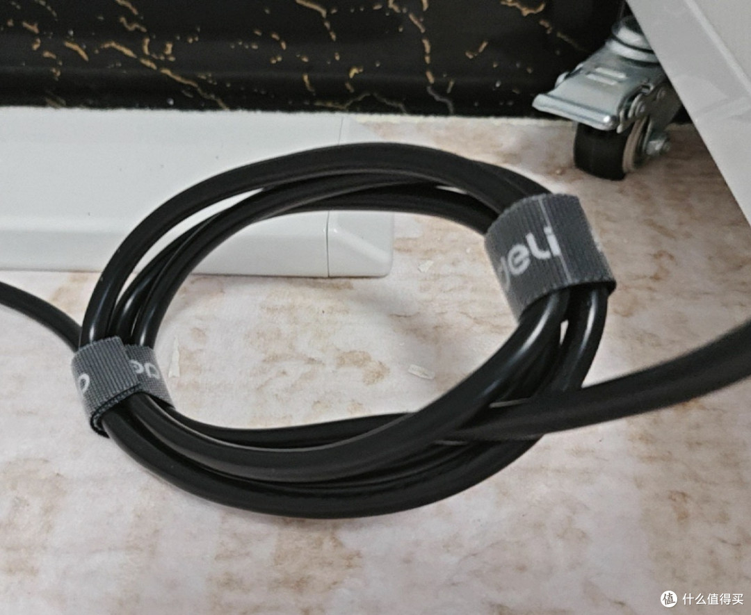 中年男人的整理乐趣|几十块预算五件小物解决桌下走线混乱问题
