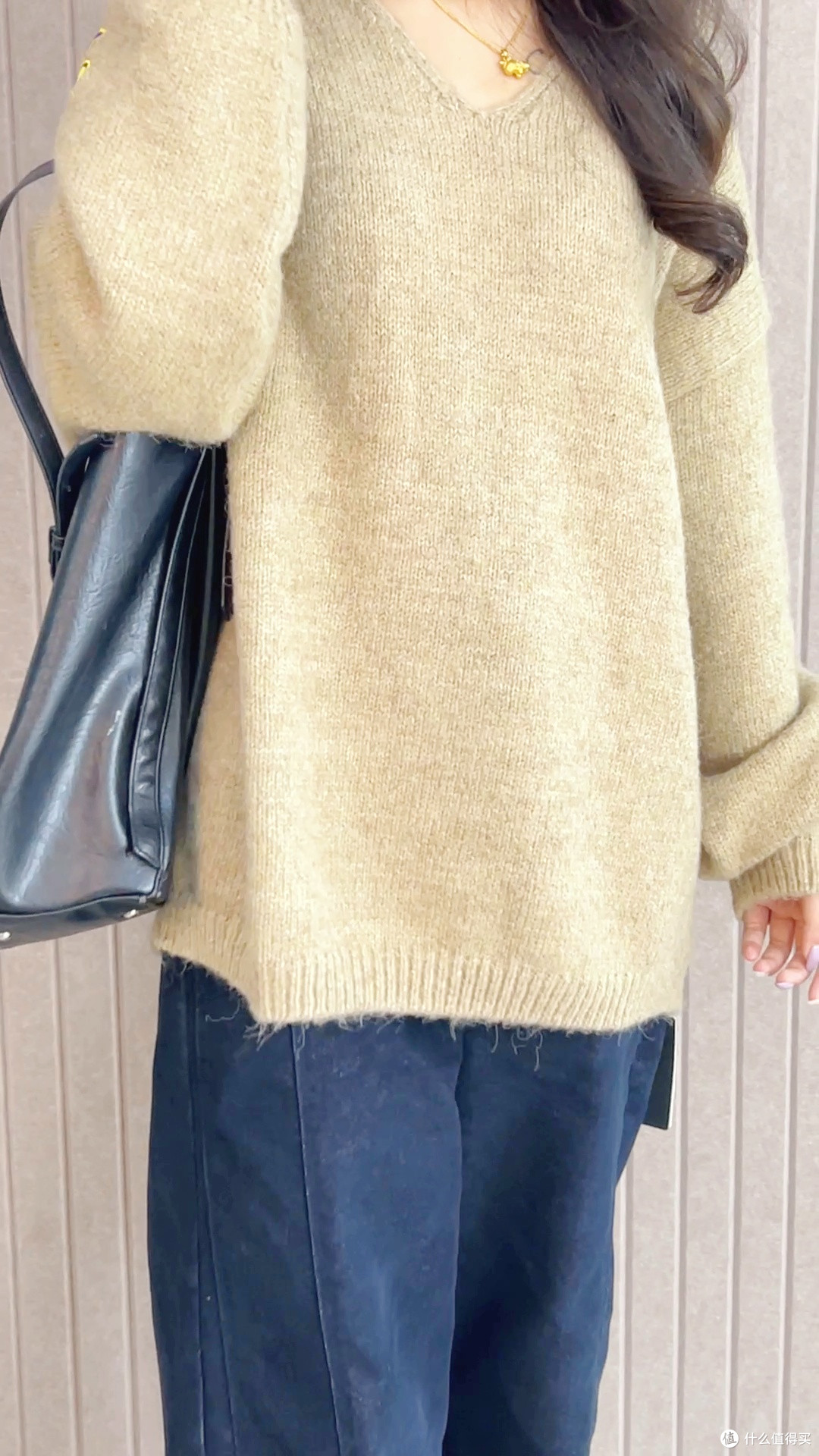 意澳这件V领针织衫，松弛感穿得不费力