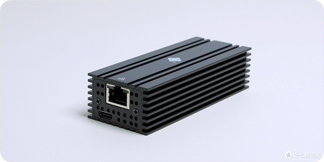 全铝合金外壳，正面是 RJ45 网口与 USB-C 接口，侧面是散热鳍片